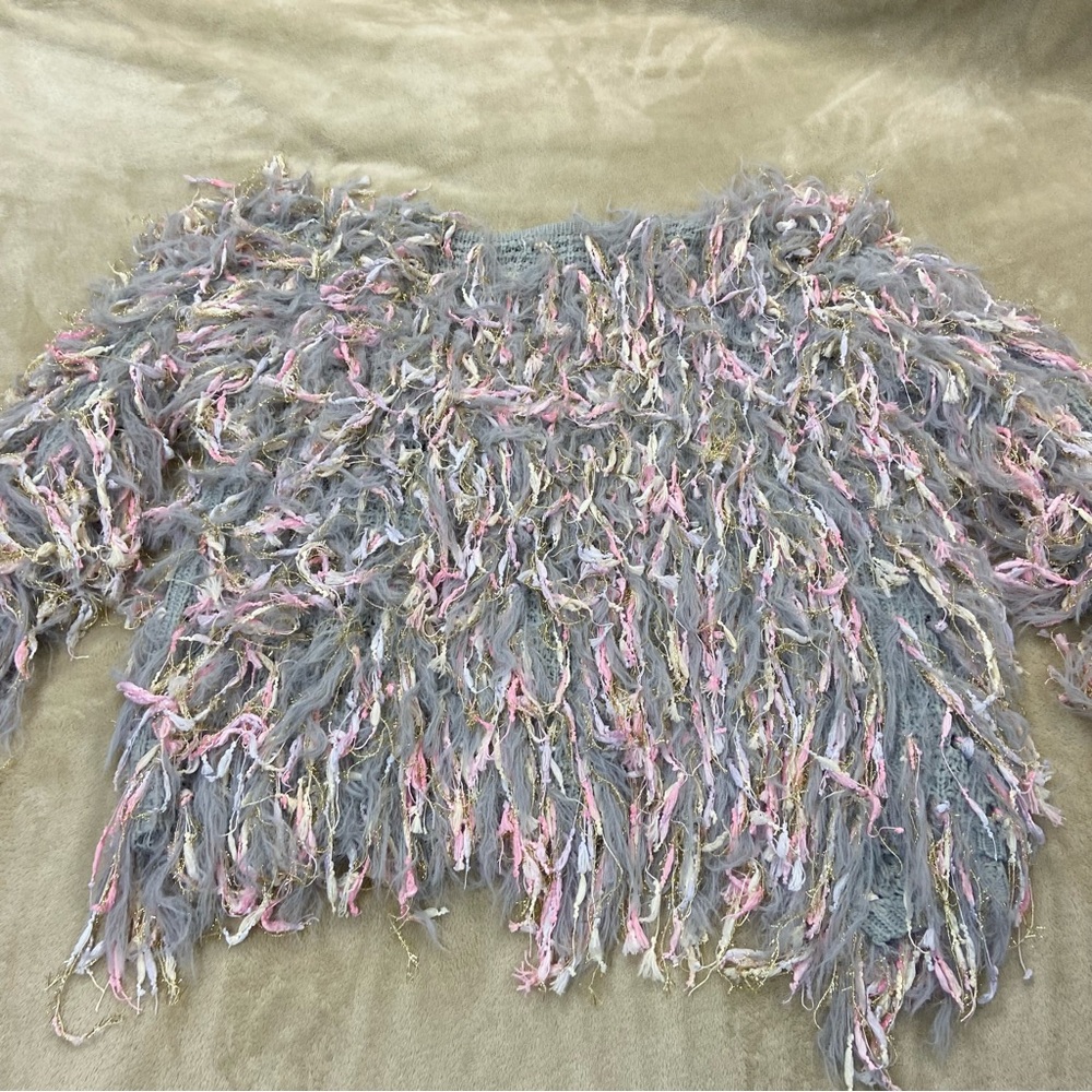 Verte Gray, Pink, White Ribbon and Yarn Adorn this fun Sweater size S/M - Picture 9 of 9